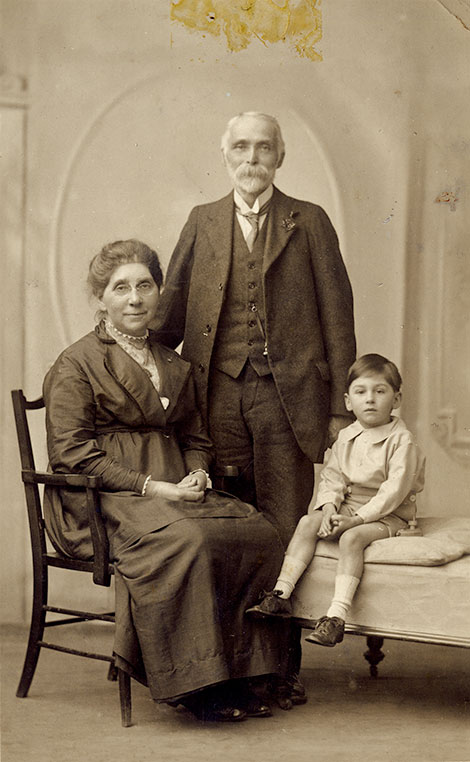 Joseph and Mary Child with their grandson Cecil Taylor, about 1916