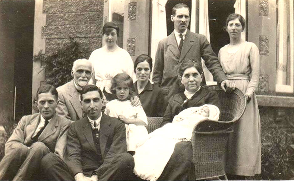 A family group in 1922 with Mary Child in the centre and Mary holding the young Helen Barton/Kegie
