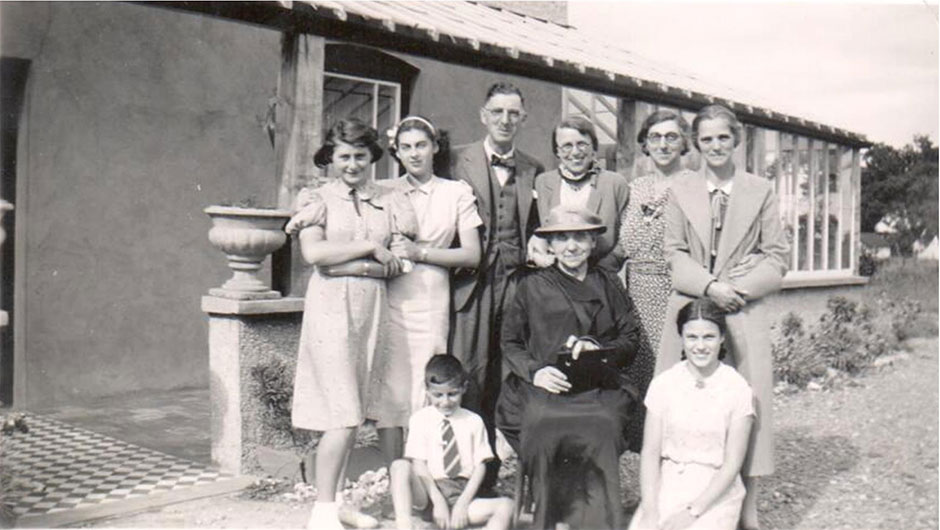 A family group at the Three Salmons in Usk in 1937