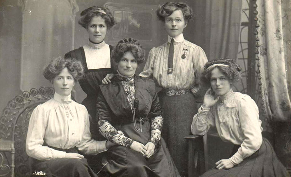 Emma Ann Quinton/Barton with four of her daughters