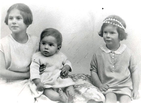 Margaret as a small child in 1930 with Helen and Richard.
