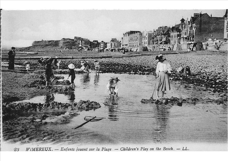 Enfants jouant sur le plage. Children's Play on the Beach